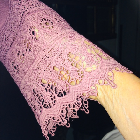 So pretty ladies shirt/blouse, size L with lace effect on wrist/bottom - Picture 6 of 8